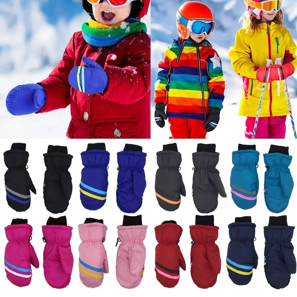 Manoplas infantiles impermeables en la nieve