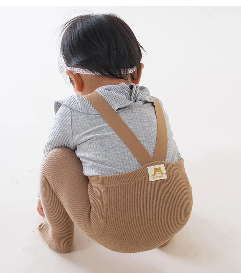 Detalle de puntilla/tejido y acabado para look infantil