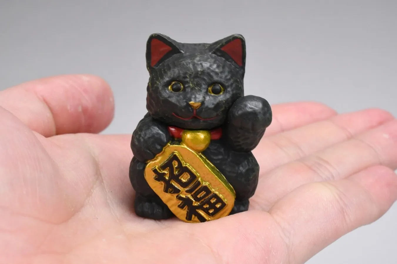 Detalle de figuras gatito estilo kokeshi