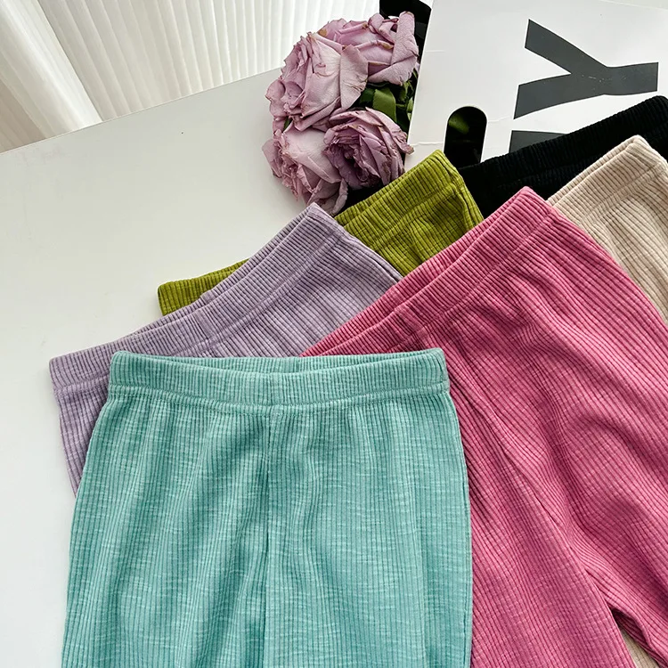 Detalle de costuras de los pantalones