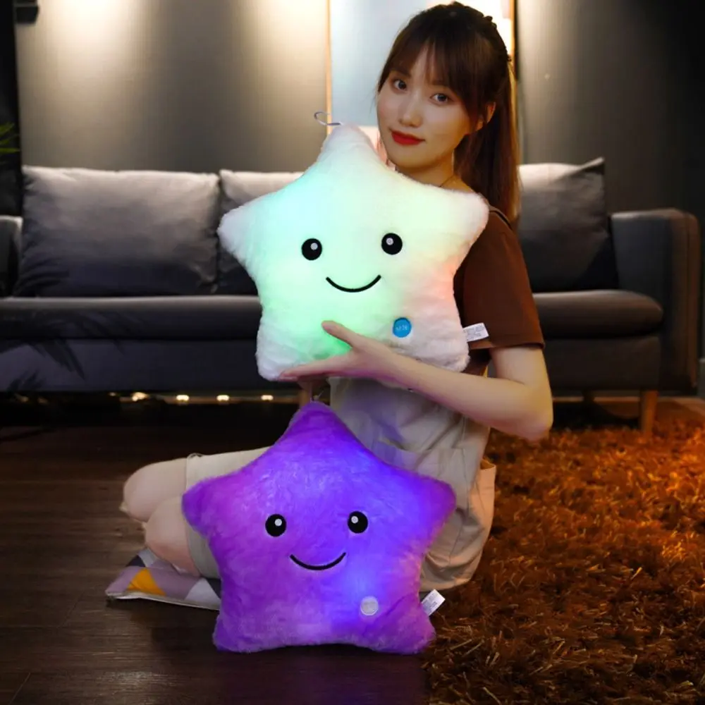 Estrella LED de peluche en distintas perspectivas
