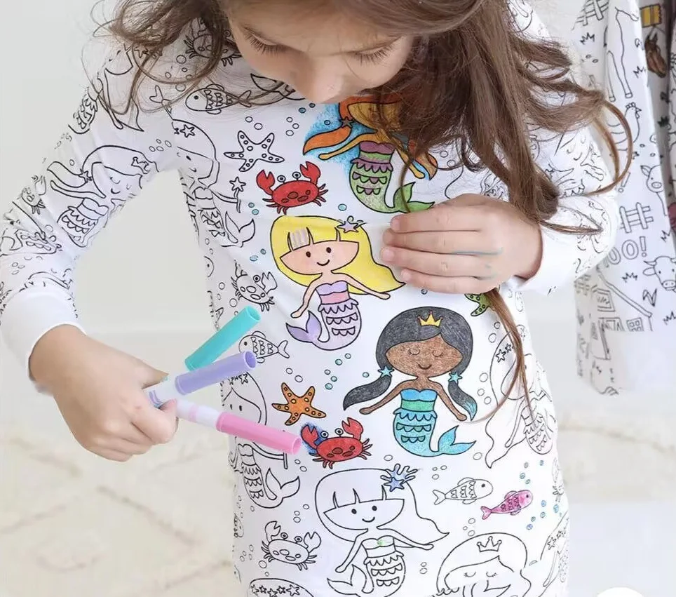 Niño coloreando su pijama en la sala de estar