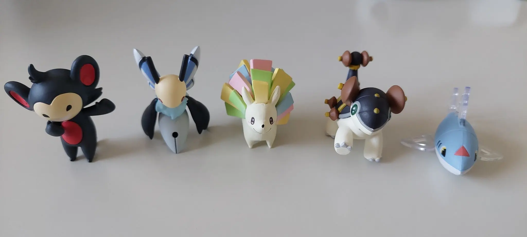 Detalle de personajes estilo papelería (erizo y abeja)