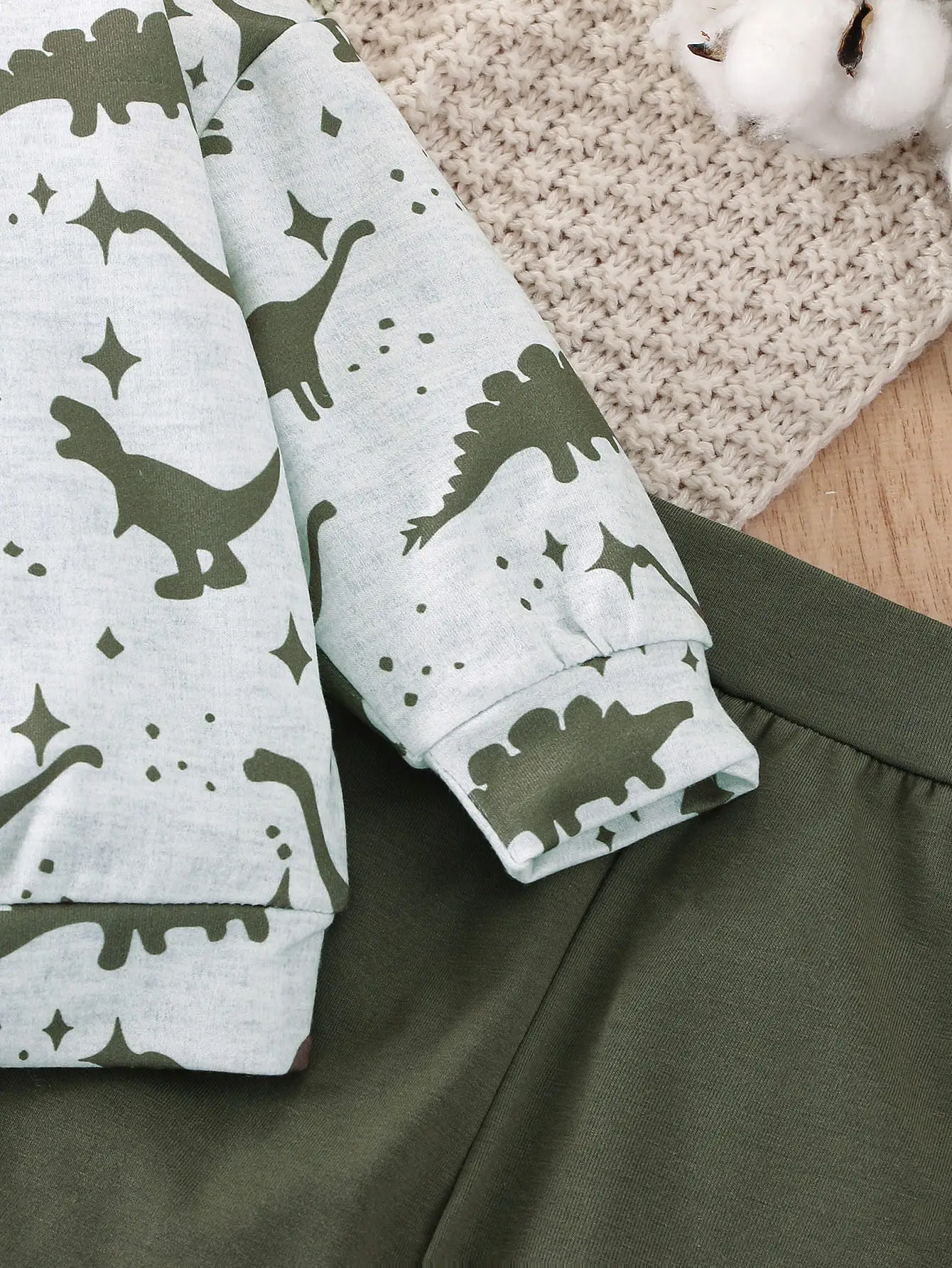 Conjunto bebé verde militar con dinosaurios - imagen 2