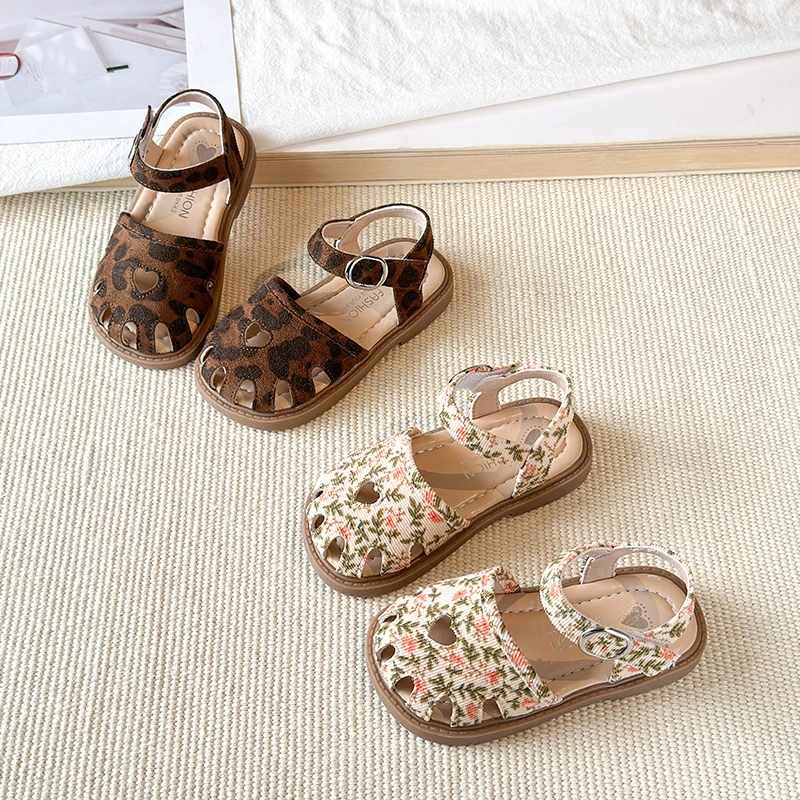 Sandalias en uso: paseo de verano
