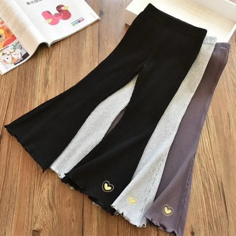 Leggings acampanados con bordado de corazón para niñas