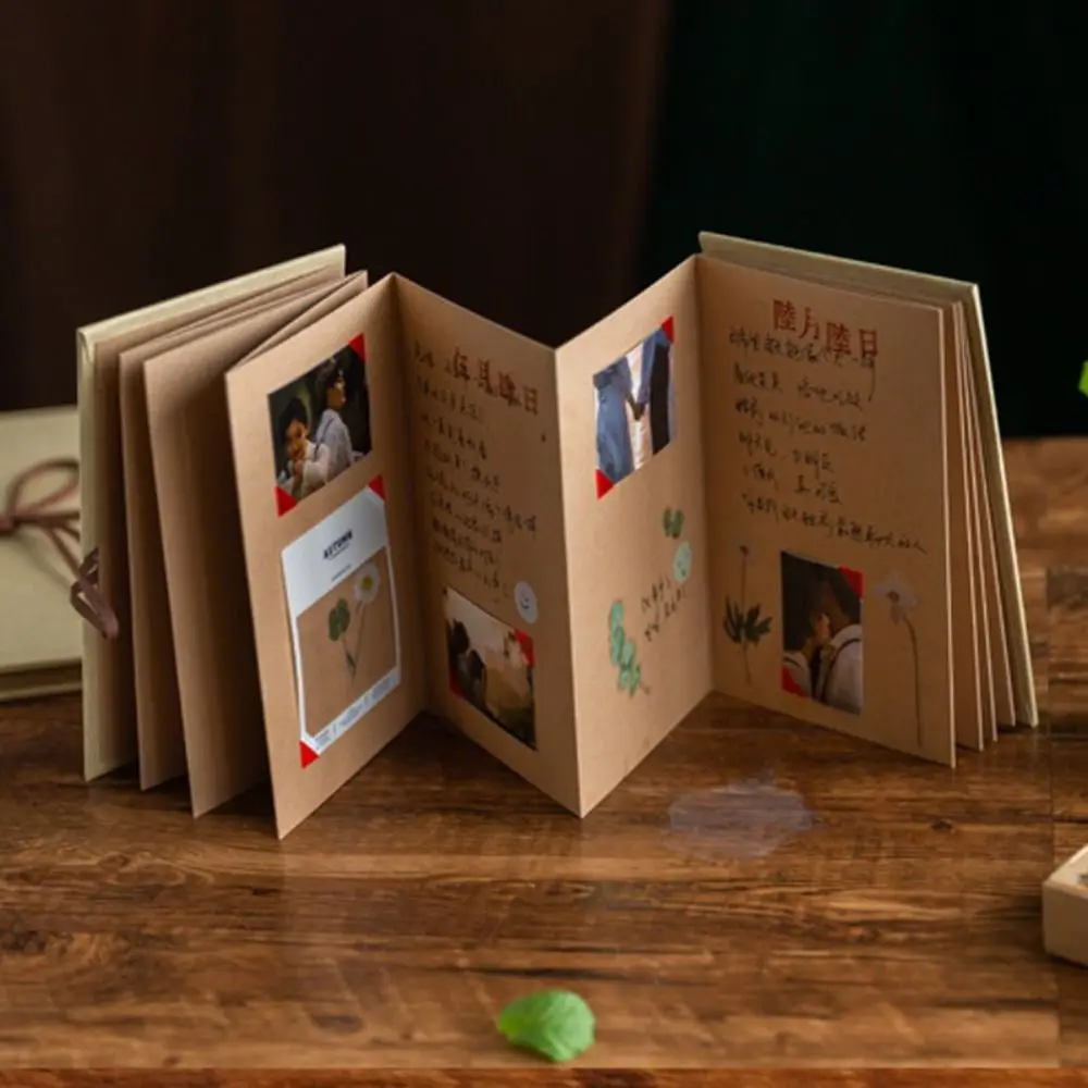 Interior de las páginas del álbum de acordeón