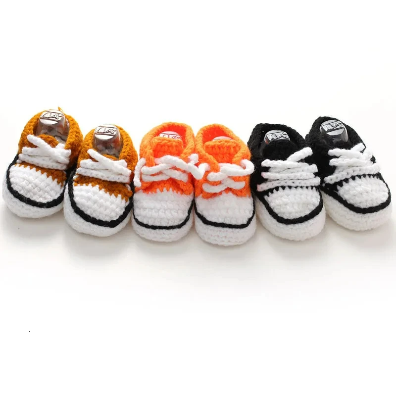 Zapatitos de bebé de punto a mano, con suela suave