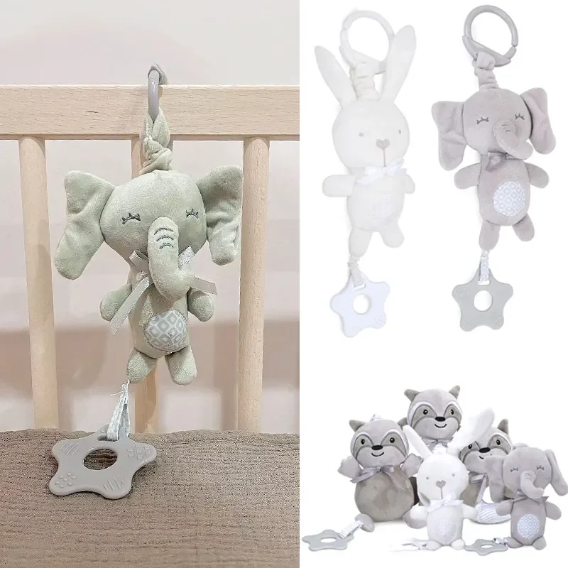 Osito y conejito de peluche colgando en cochecito