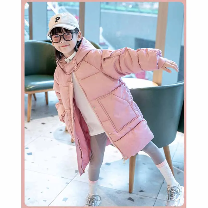 Niña con parka en un entorno exterior