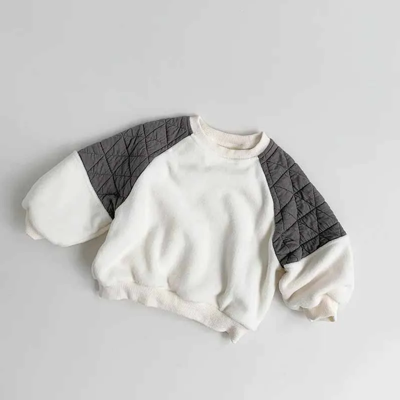 Detalle del tejido de terciopelo de la sudadera infantil