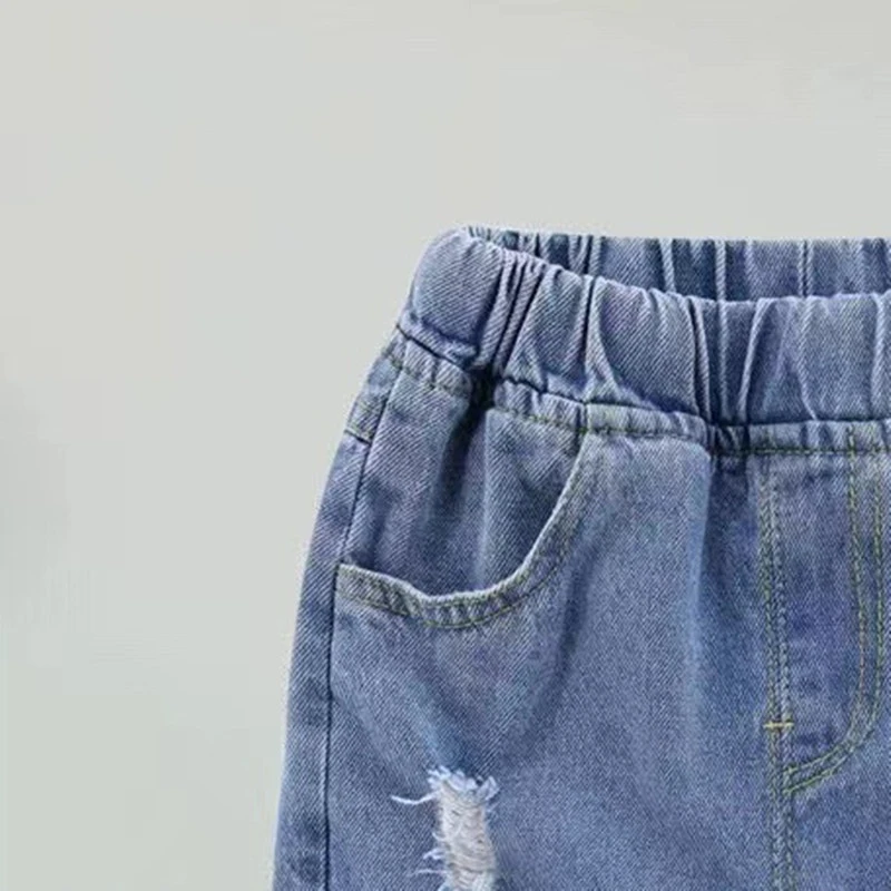 Vista de los pantalones vaqueros infantiles en estilo casual