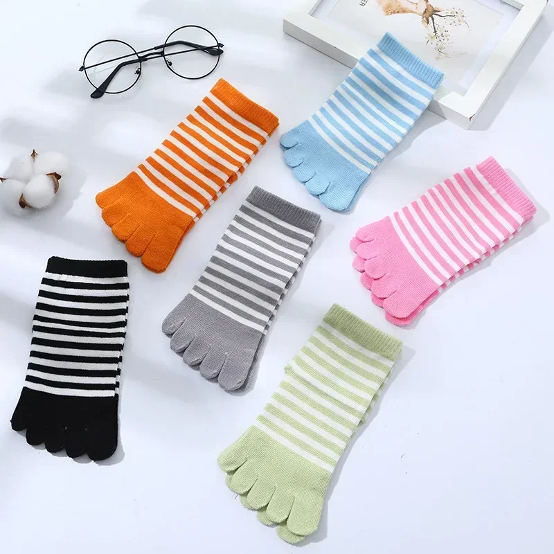 Calcetines de cinco dedos de algodón a rayas multicolores para niños