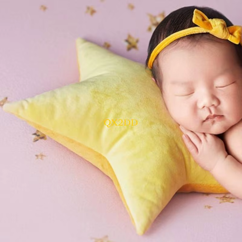 Almohada estrella y corazón sobre fondo neutro