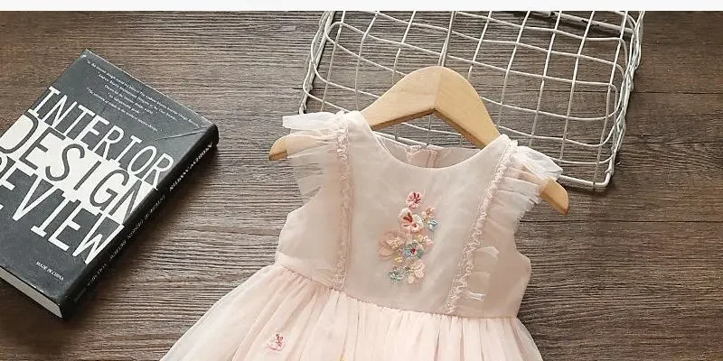 Vista completa del vestido infantil