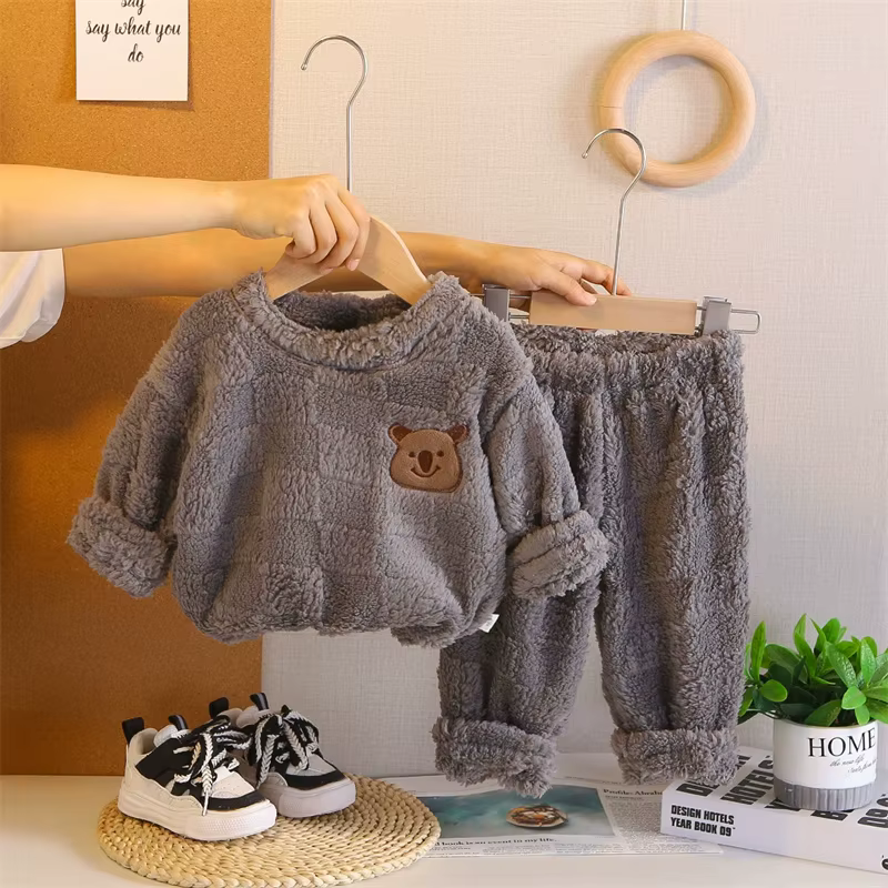 Pijamas de lana para niños: conjuntos cálidos de invierno con dibujos