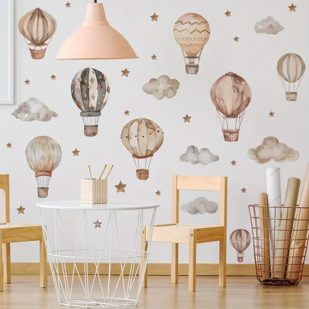 Pegatina de pared infantil con globo aerostático en acuarela bohemia