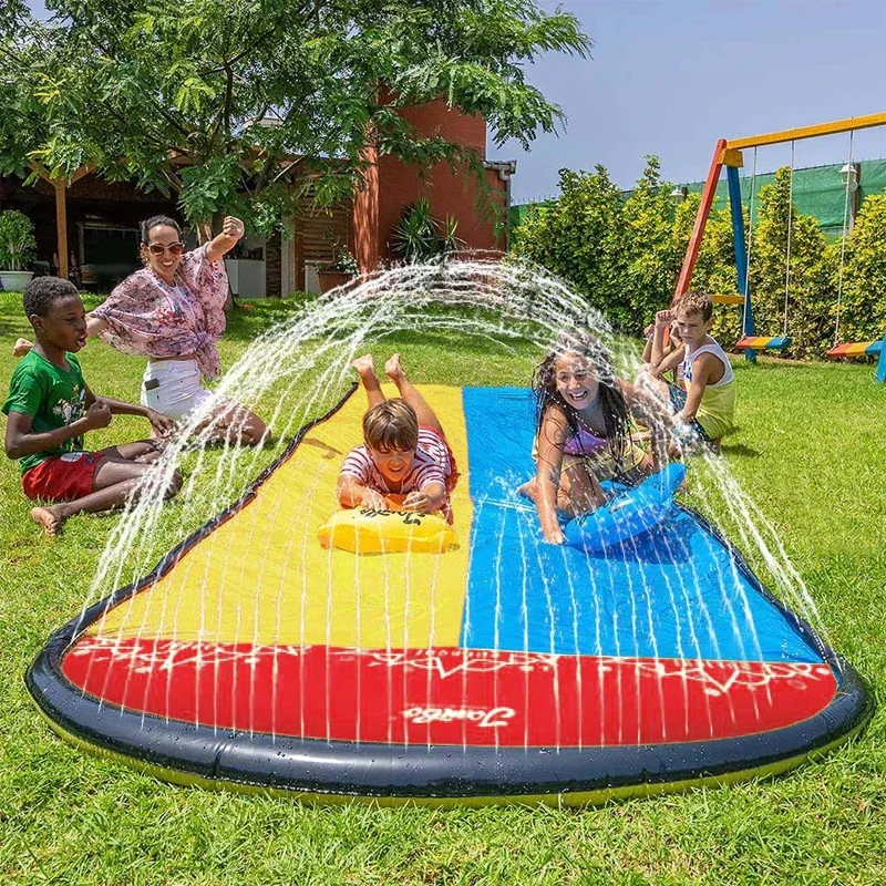 Tobogán de agua hinchable montado en un jardín
