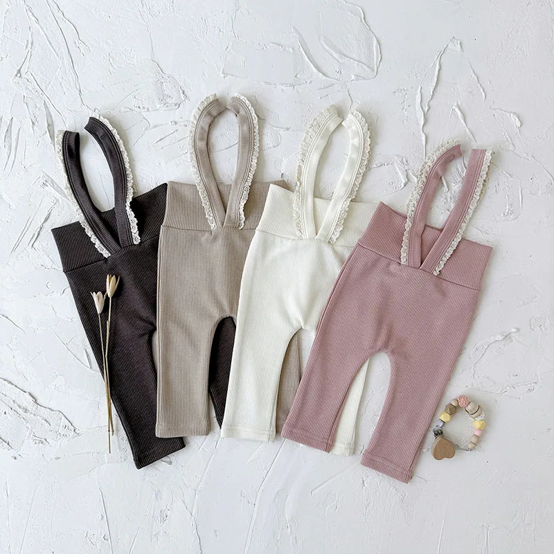 Detalle de las correas de encaje en pantalones de bebé