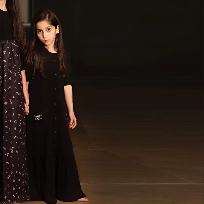 Niña con sandalias y vestido
