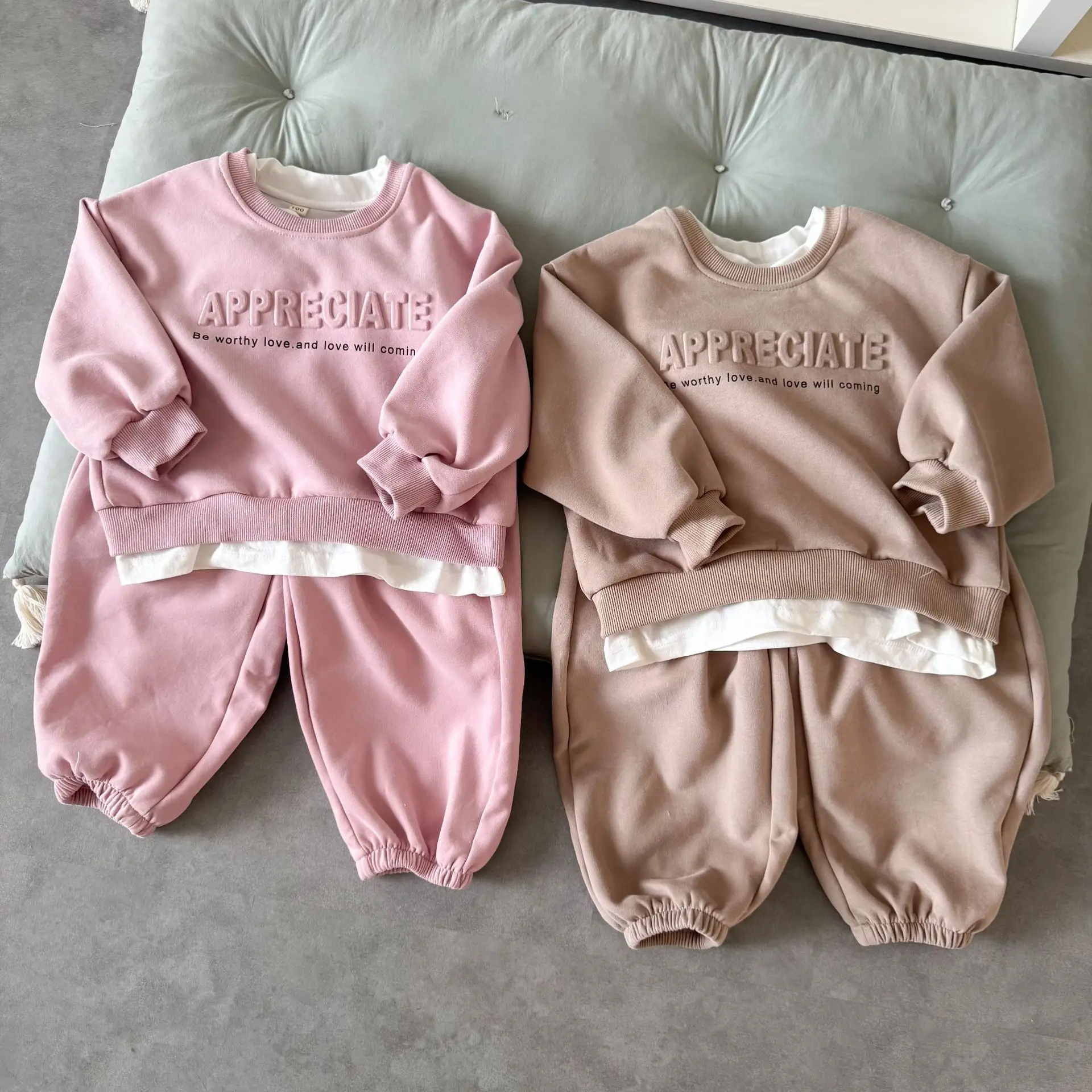 Niña con conjunto deportivo