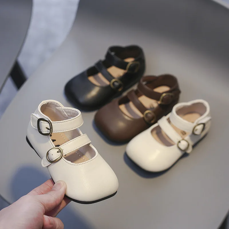 Detalle de la suela antideslizante del zapato infantil