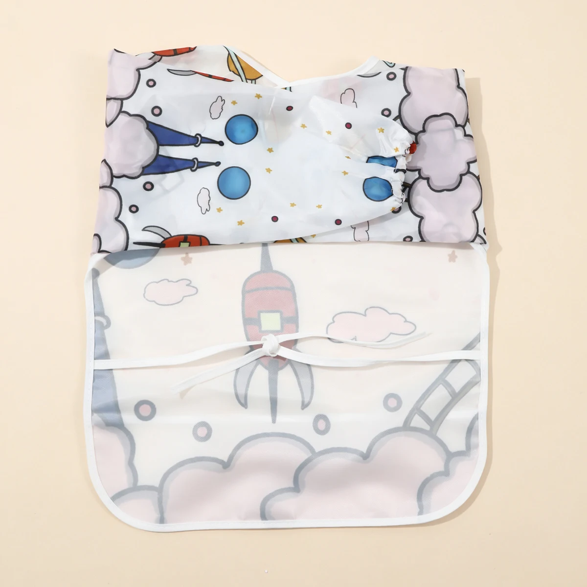 Bata artística impermeable para bebé en uso