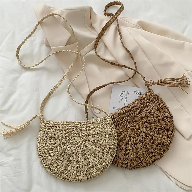 Bolso bandolera de paja en uso para escapadas de verano