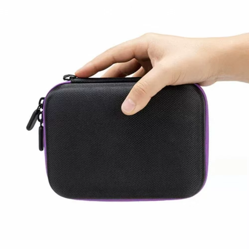 Estuche de viaje para insulina en una mano, mostrando su tamaño portátil