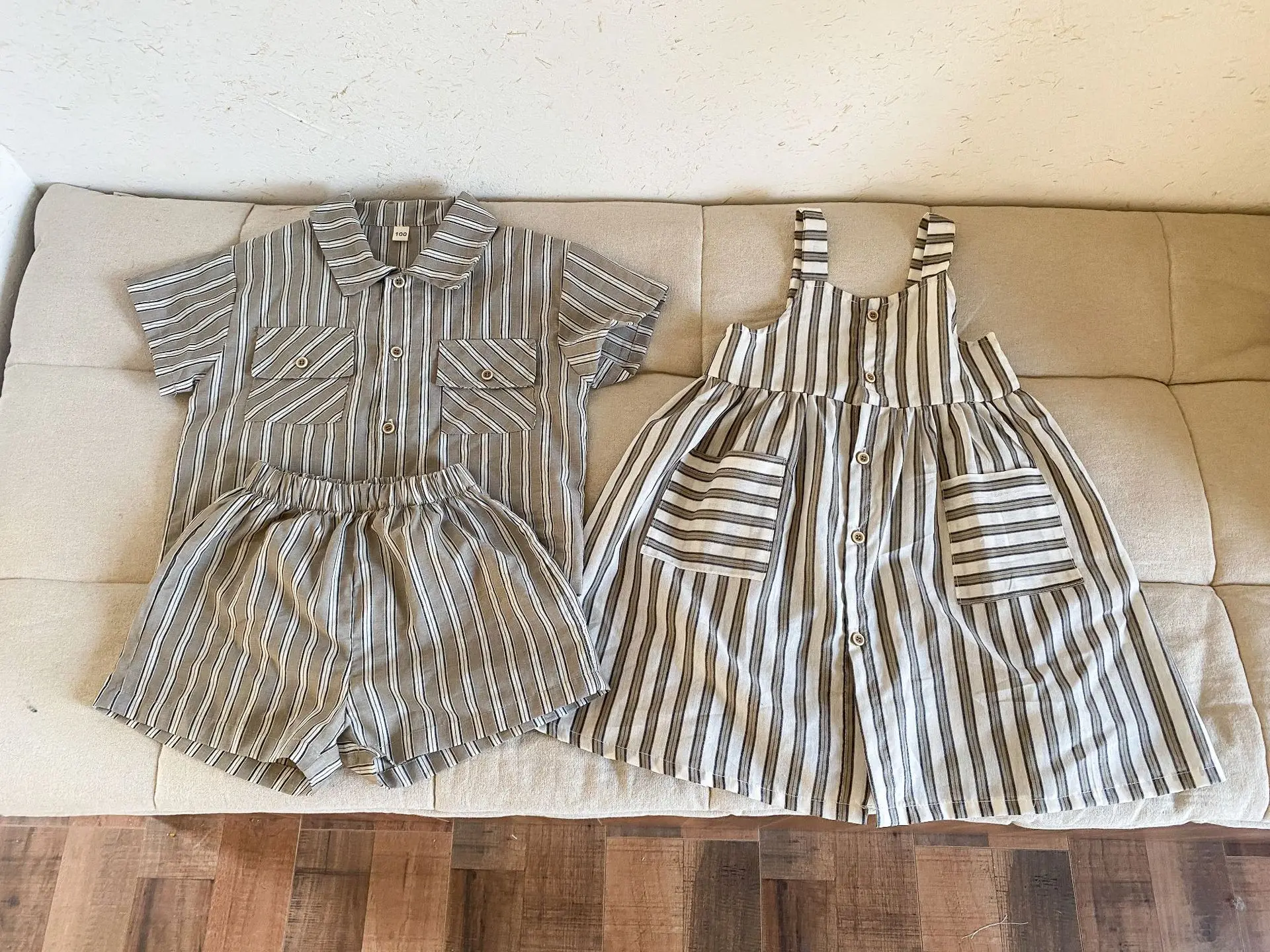 Detalle del vestido con tirantes a rayas