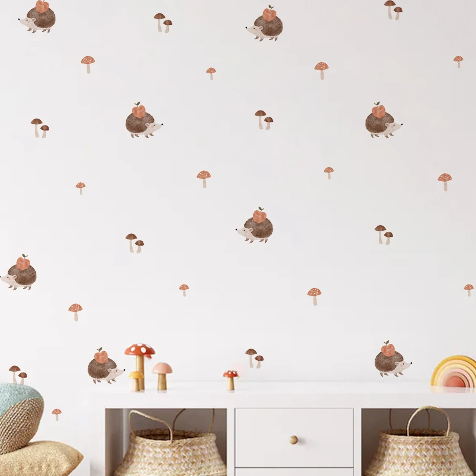 Aplicación de pegatinas en pared lisa de habitación infantil