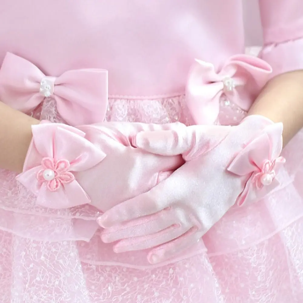 Vista de guantes infantiles a la altura de la muñeca