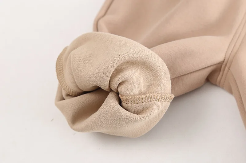 Detalle del pantalón y la camiseta por separado