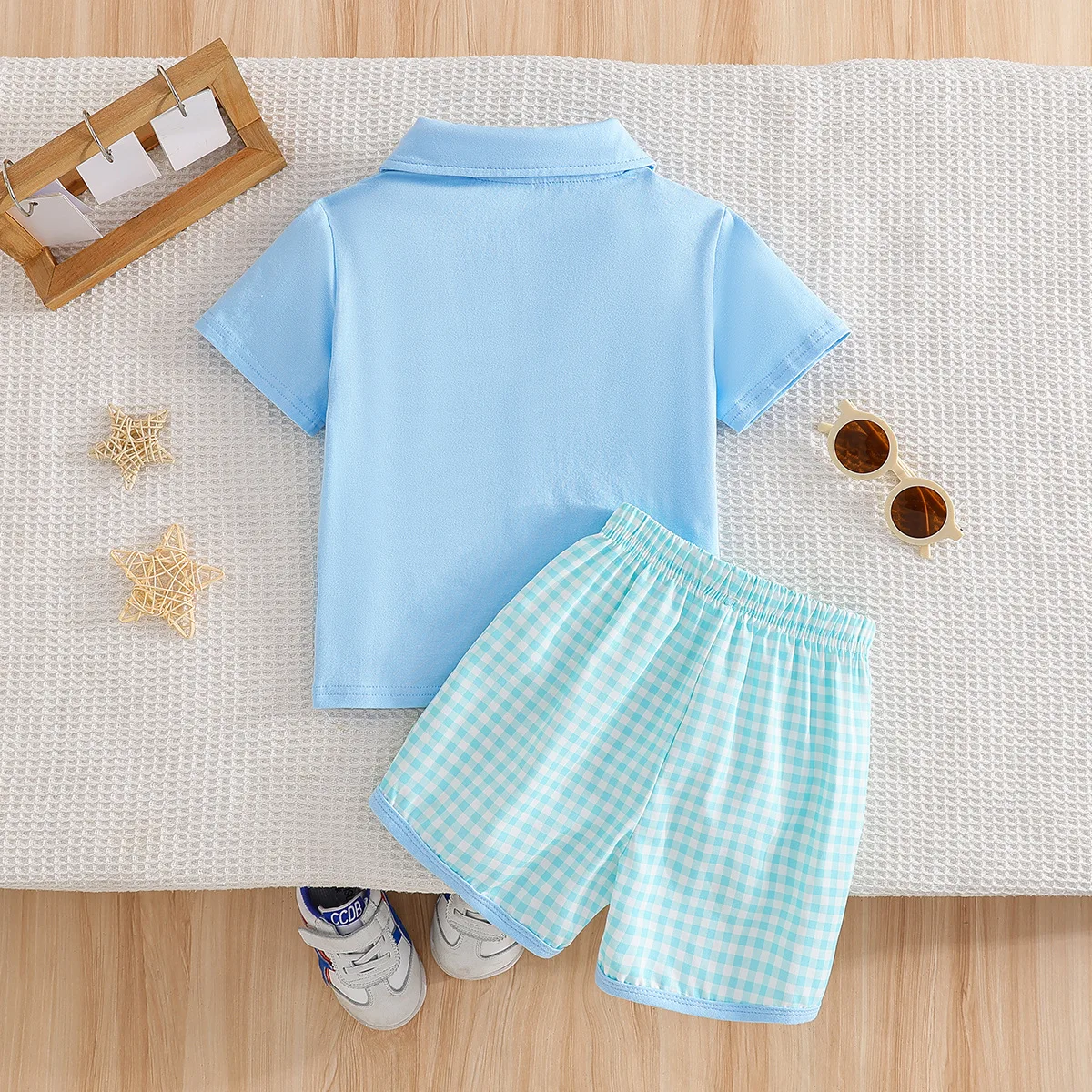 Detalle de los shorts a cuadros y cuidado del tejido