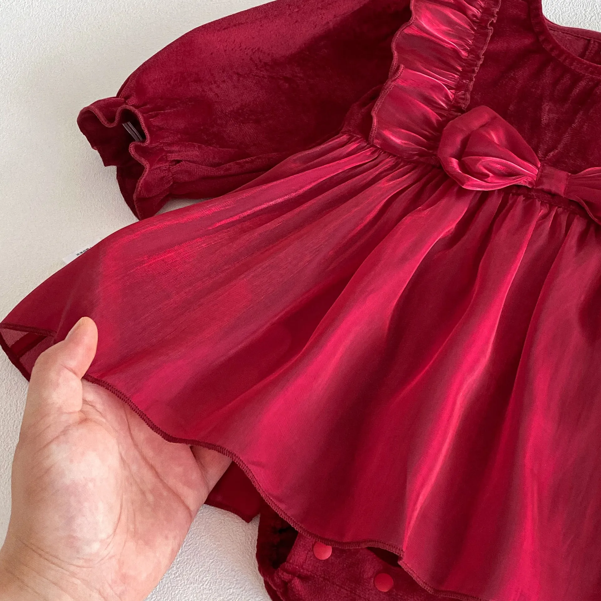 Mono recién nacido de manga larga con lazo rojo en malla - imagen 3