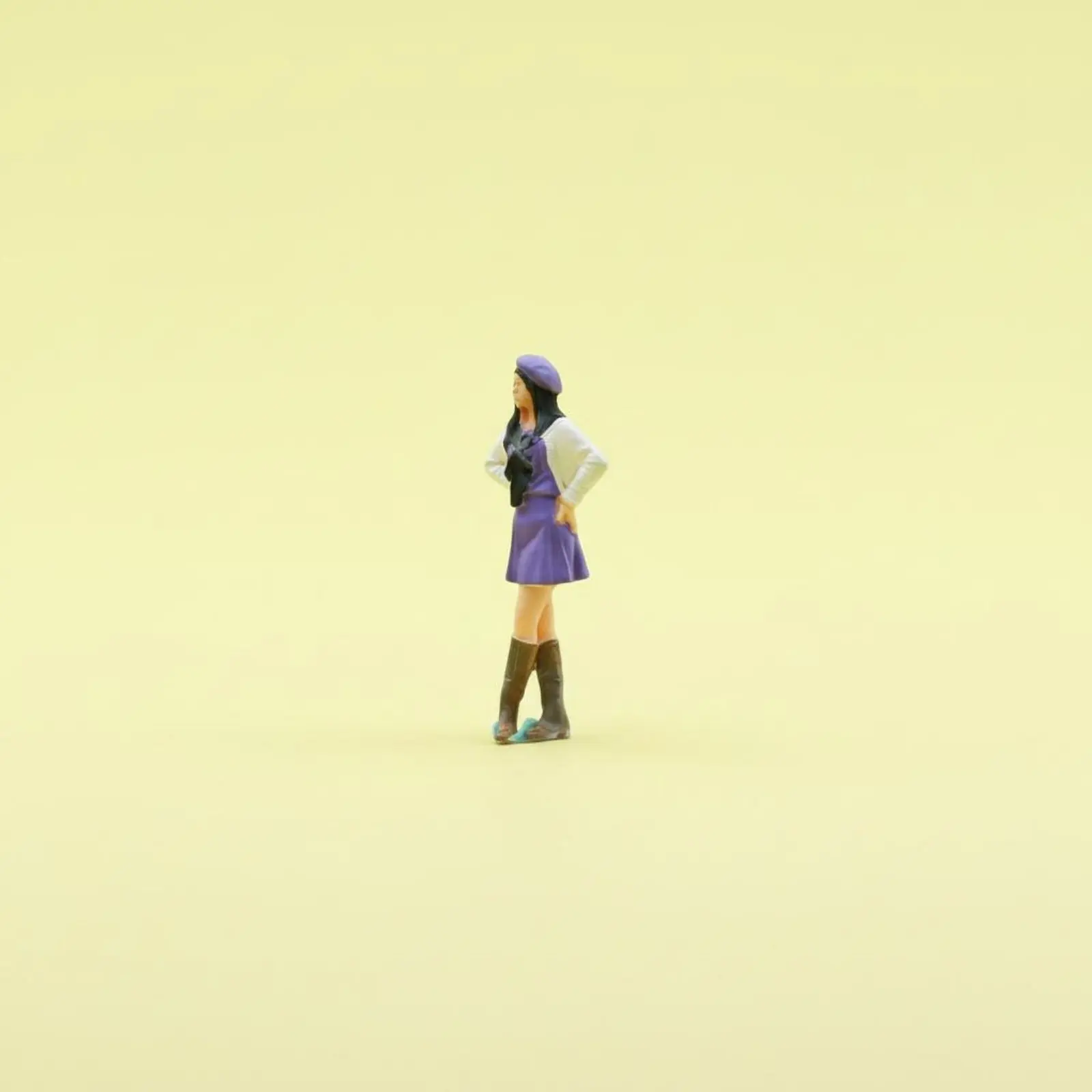 Figura miniatura niña con símbolo paz en resina muy detallada - imagen 4