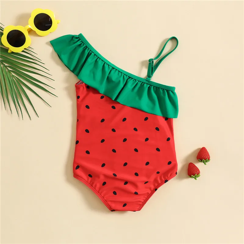 Detalle del estampado de frutas del traje de baño infantil