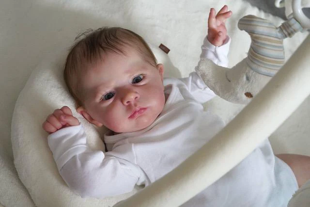 Muñeca Reborn articulada con cabello injertado a mano