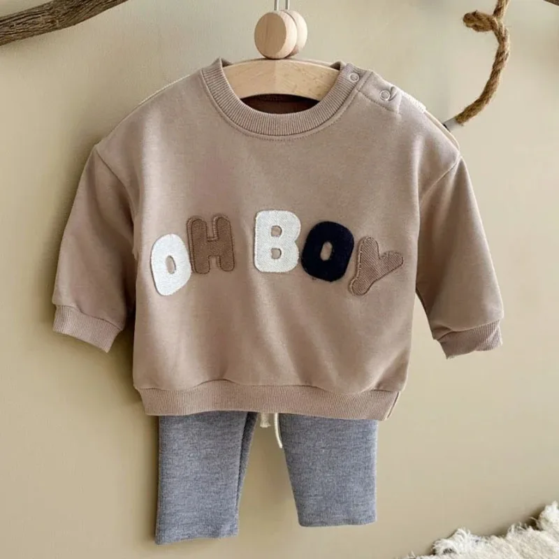 Sudadera con capucha y pantalones del conjunto Milangel