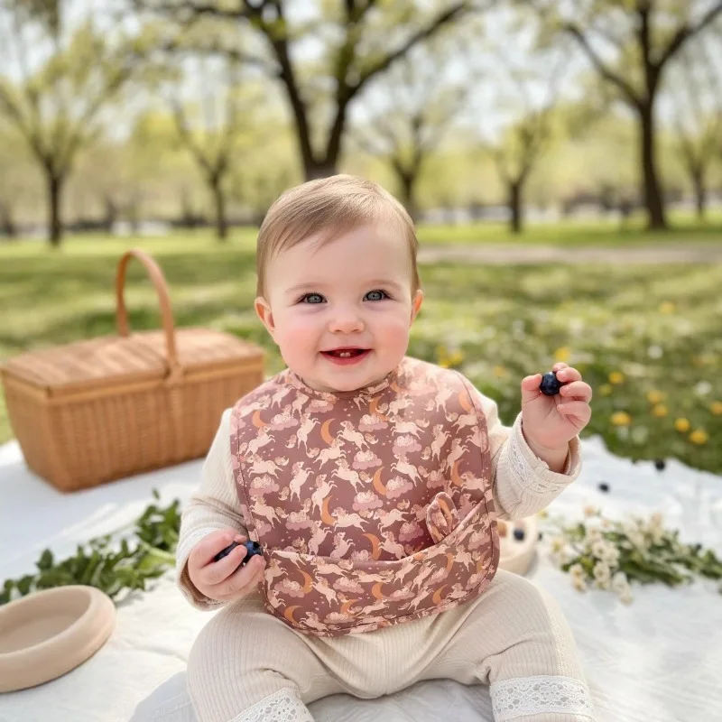 Babero impermeable con bolsillo grande antisuciedad para bebé