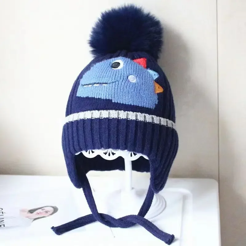 Niña portantdo el gorro con diseño divertido