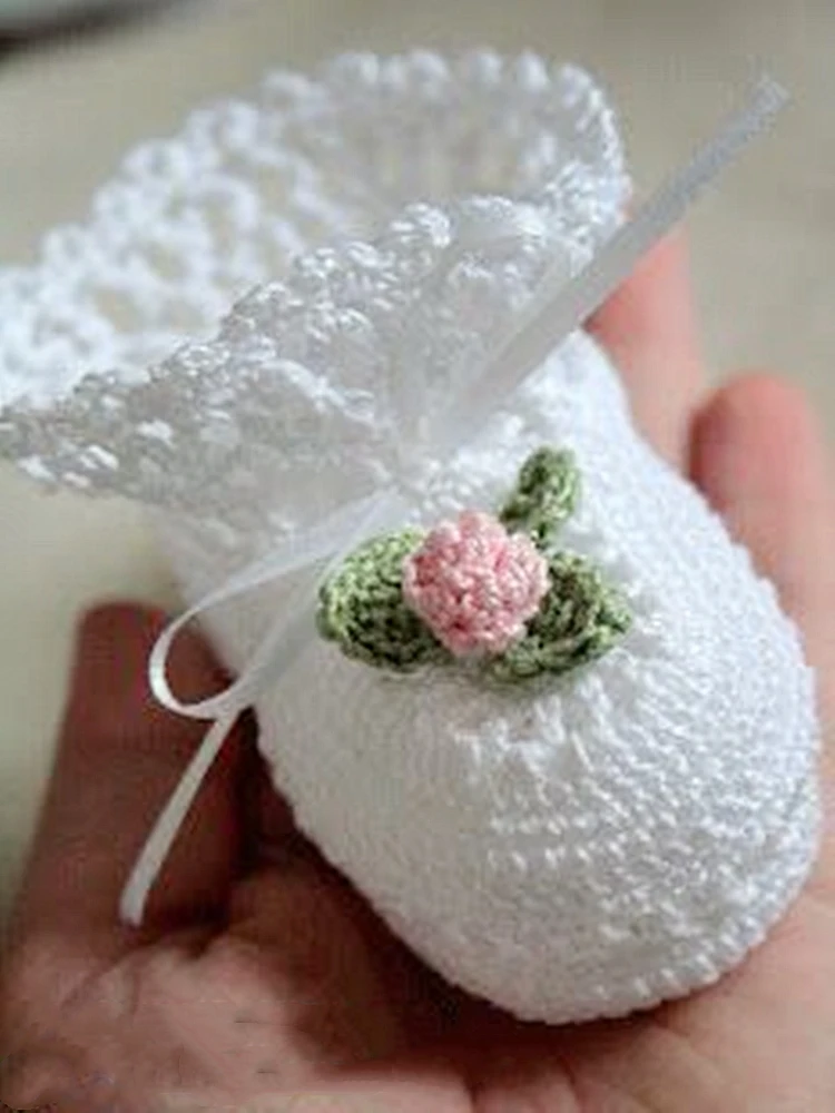Zapatos de bebé de ganchillo a mano con perlas y flor para niña recién nacida - imagen 3