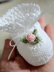 Zapatos de bebé de ganchillo a mano con perlas y flor para niña recién nacida