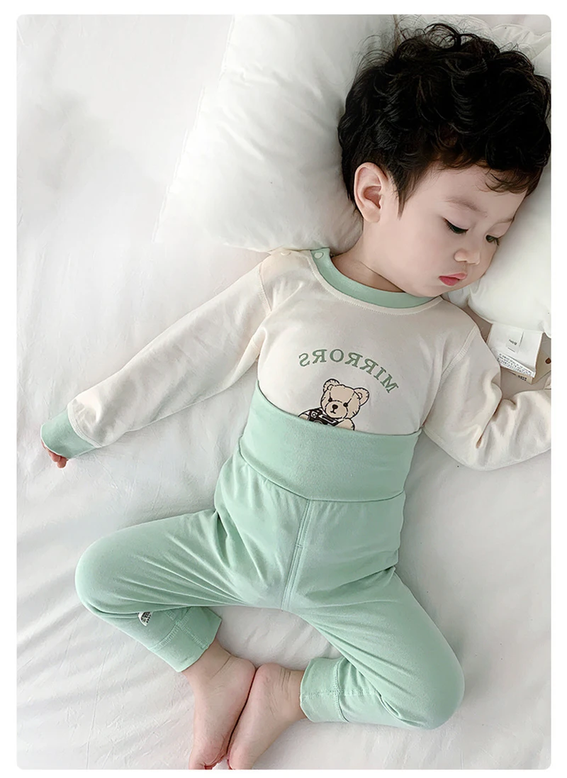 Bebé usando el pijama en entorno doméstico