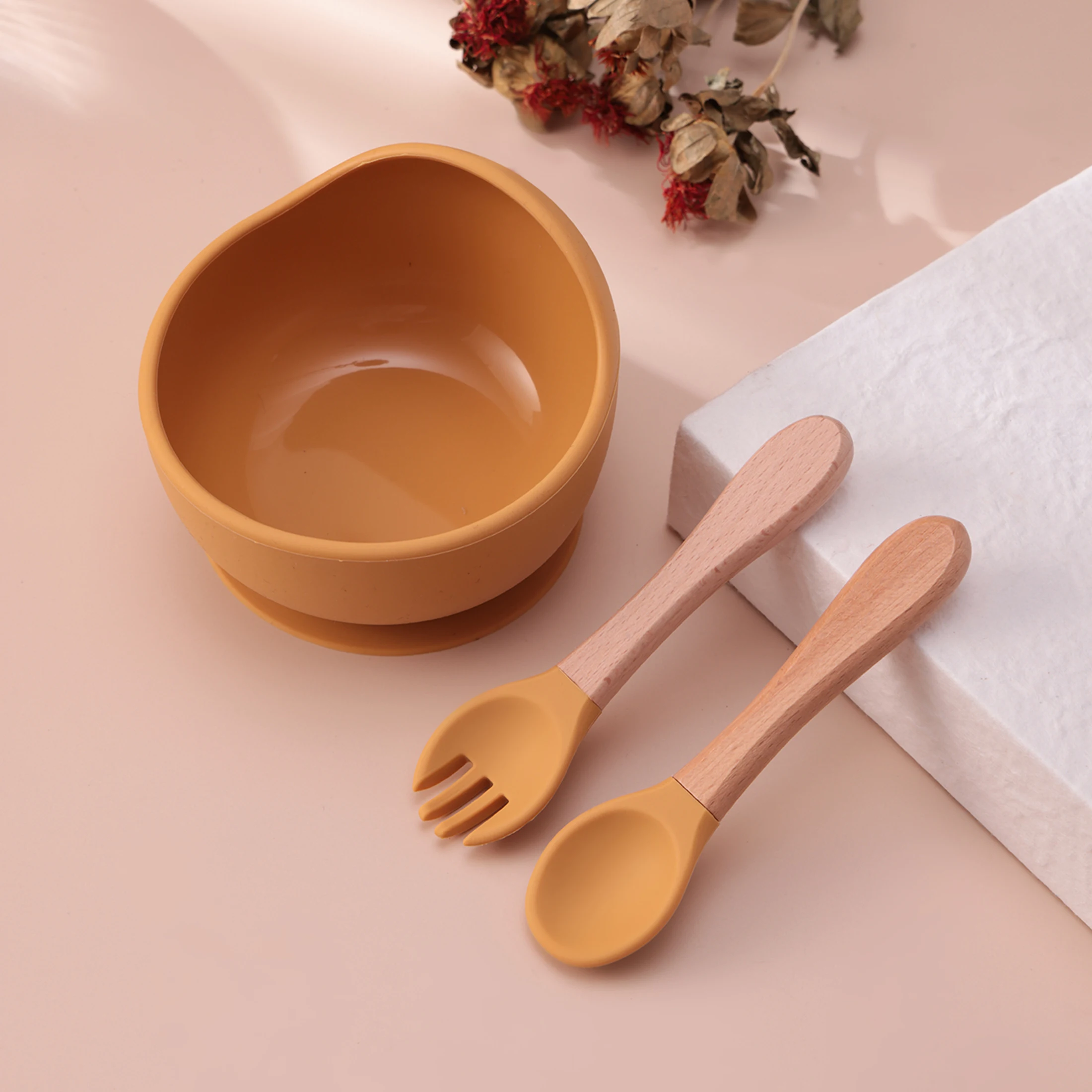 Set completo sobre mesa de cocina con otros accesorios de bebé
