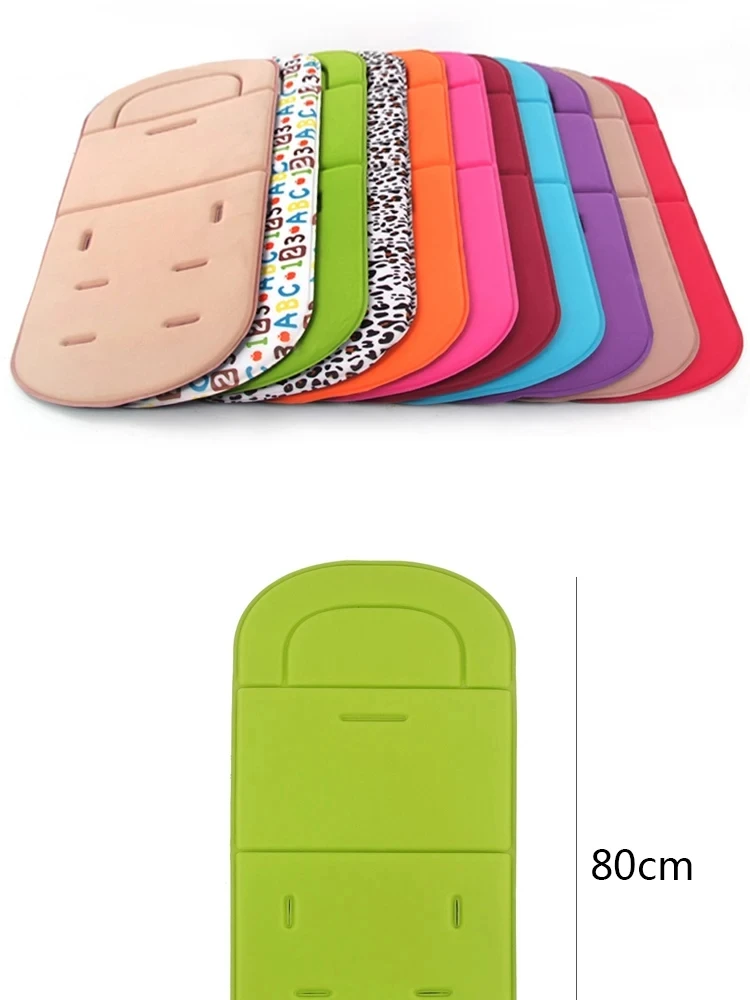 Detalle del cojín con estampado leopardo