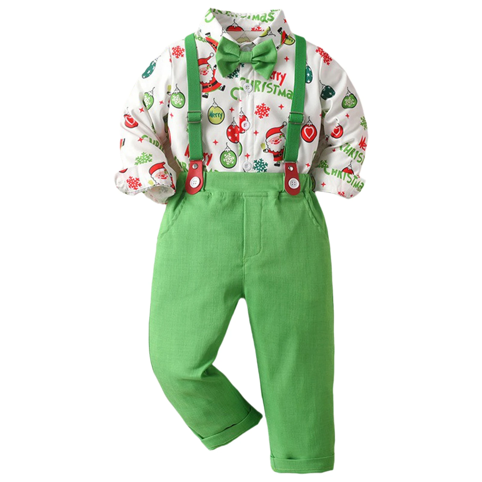 Detalle de la camisa estampada y tirantes