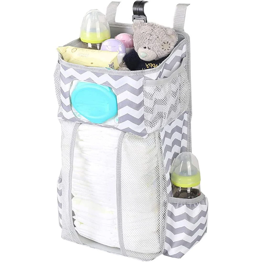 Organizador con bolsillos laterales llenos de artículos de bebé