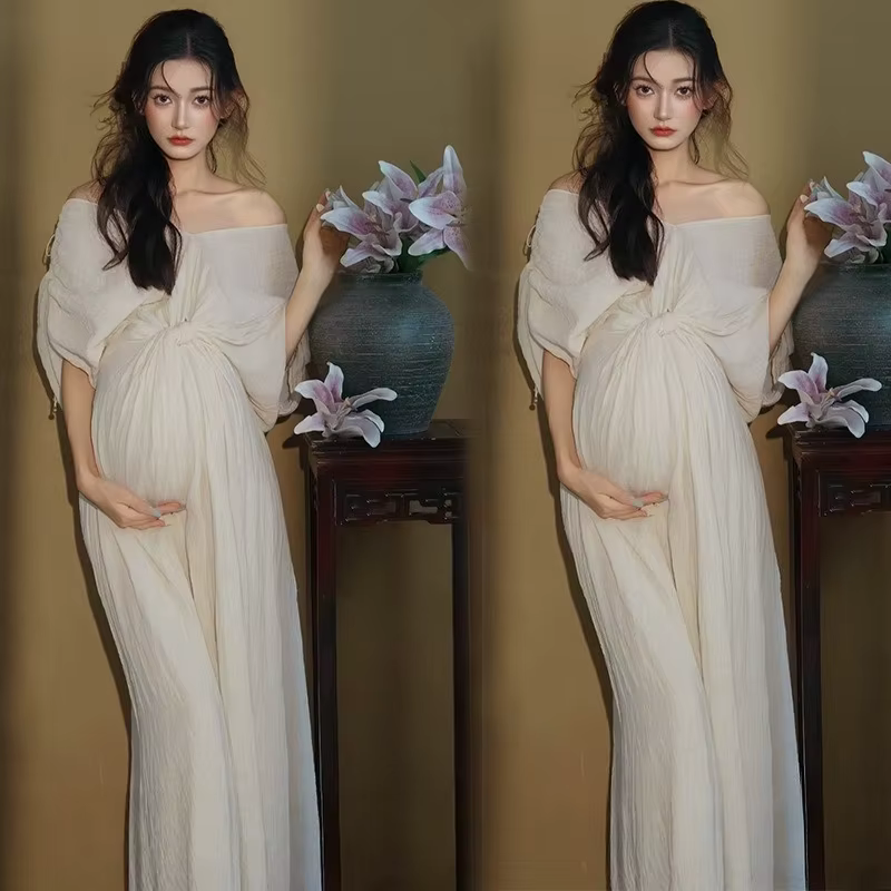 Vista general del vestido de maternidad blanco con escote en V