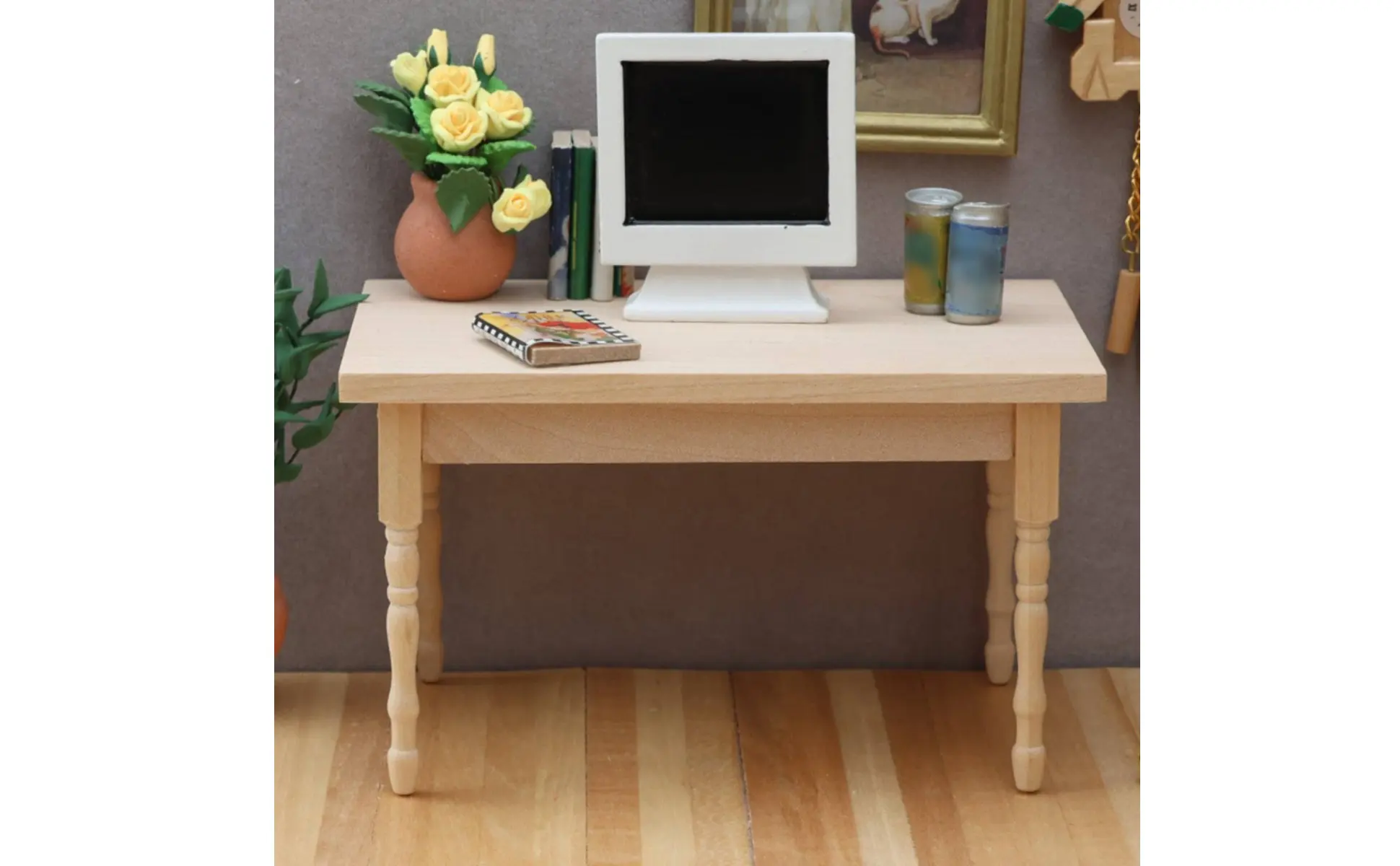 Detalle de la mesa de madera artesanal en miniatura